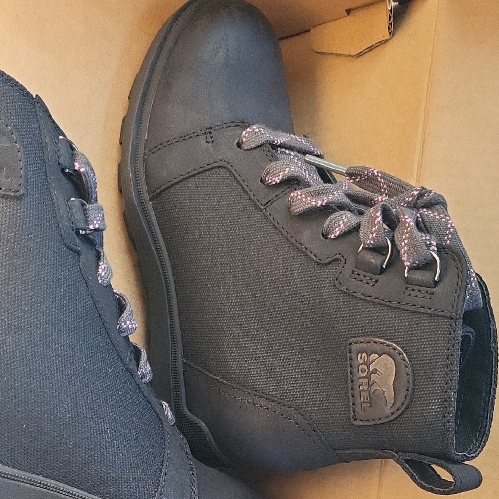 NevwSorel Charcoal Boots with Lavender Laces